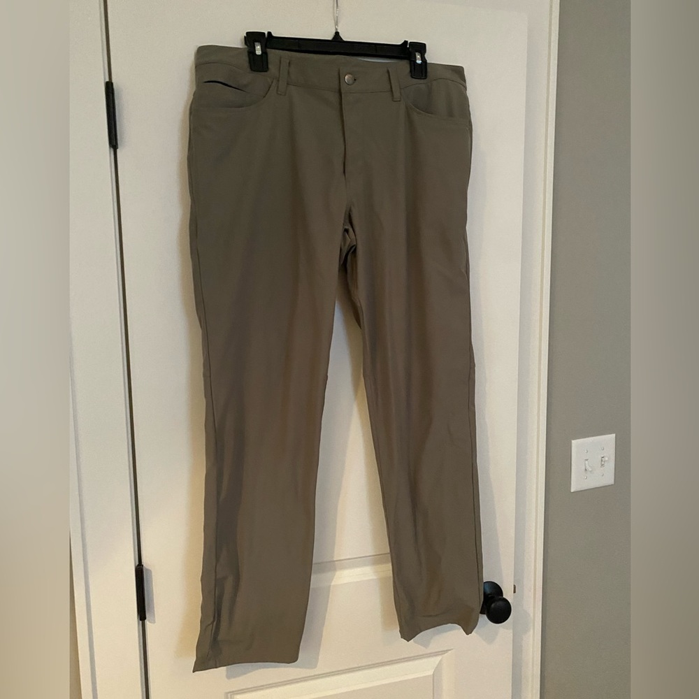 Lululemon men’s commuter pant in olive green
